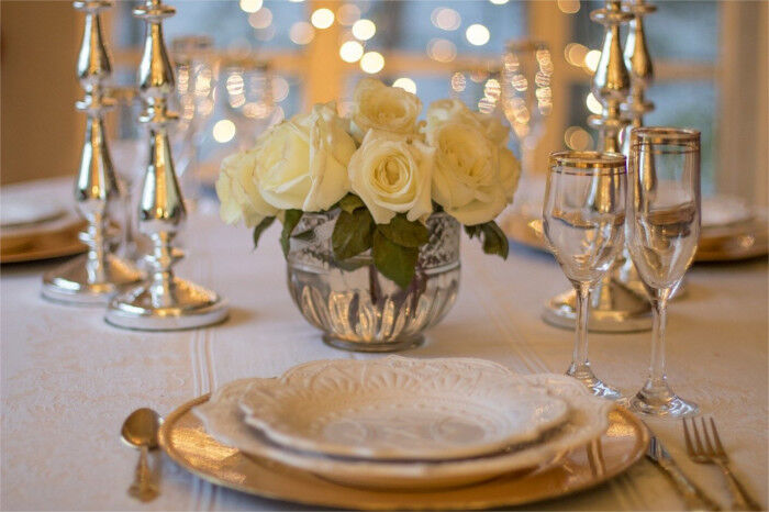 Hochzeitstage: Ein silbernes Tischgedeck mit Porzellantellern zur Silberhochzeit