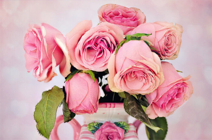 Ein pinker Rosenstrauß in einer Vase zum 10. Jahrestag
