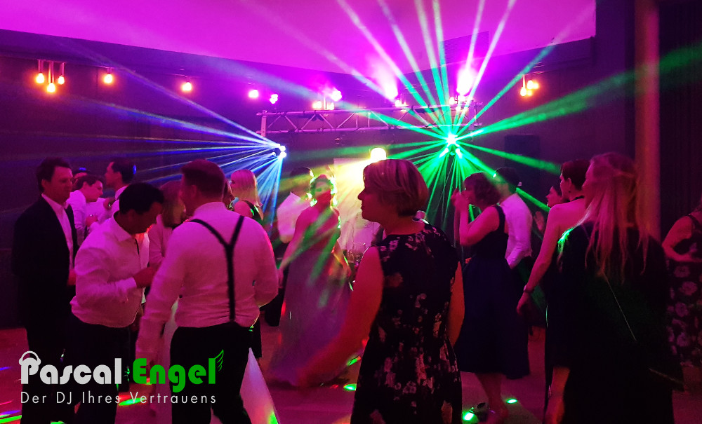 Hochzeitsgäste feiern zur Musik vom DJ