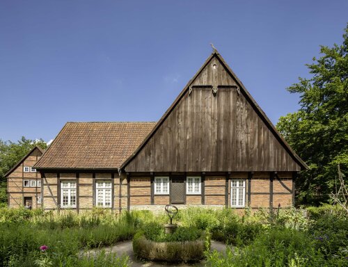 Vorderansicht vom Gräftenhof, der ein klassisches Fachwerkhaus ist mit einer Holzfasse als Giebel